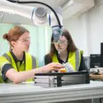 deux opératrices utilisent un robot collaboratif