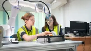 deux opératrices utilisent un robot collaboratif